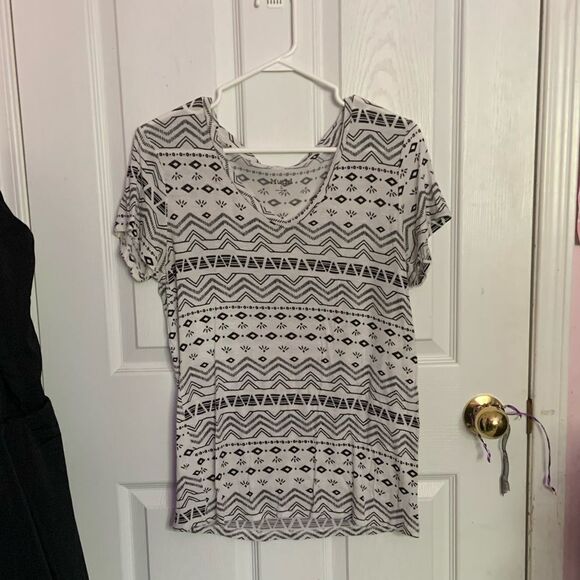 4 for $20//Tribal Print White Top - Picture 3 of 8